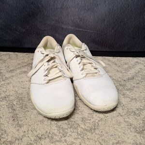 Nike Women’s White Athletic Cheer Shoes SZ 8 Season spring 21